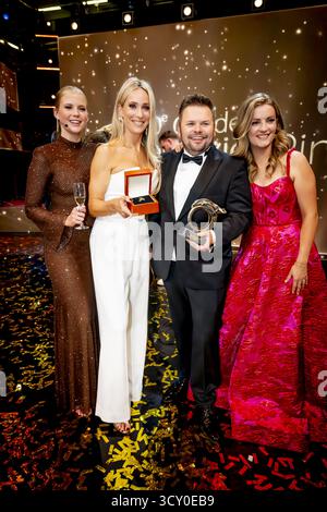 AMSTERDAM Noa Vahle, Hélène Hendriks et Merel Ek à la cérémonie du Golden Televizier Ring au carré. Jubilee Edition Golden Televizier Ring Gala 2025 ANP / Hollandse Hoogte / ROBIN UTRECHT pays-bas Out - belgique Out Banque D'Images