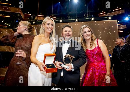 AMSTERDAM Noa Vahle, Hélène Hendriks et Merel Ek à la cérémonie du Golden Televizier Ring au carré. Jubilee Edition Golden Televizier Ring Gala 2025 ANP / Hollandse Hoogte / ROBIN UTRECHT pays-bas Out - belgique Out Banque D'Images