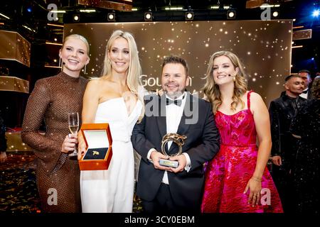 AMSTERDAM Noa Vahle, Hélène Hendriks et Merel Ek à la cérémonie du Golden Televizier Ring au carré. Jubilee Edition Golden Televizier Ring Gala 2025 ANP / Hollandse Hoogte / ROBIN UTRECHT pays-bas Out - belgique Out Banque D'Images