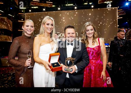 AMSTERDAM Noa Vahle, Hélène Hendriks et Merel Ek à la cérémonie du Golden Televizier Ring au carré. Jubilee Edition Golden Televizier Ring Gala 2025 ANP / Hollandse Hoogte / ROBIN UTRECHT pays-bas Out - belgique Out Banque D'Images
