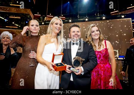 AMSTERDAM Noa Vahle, Hélène Hendriks et Merel Ek à la cérémonie du Golden Televizier Ring au carré. Jubilee Edition Golden Televizier Ring Gala 2025 ANP / Hollandse Hoogte / ROBIN UTRECHT pays-bas Out - belgique Out Banque D'Images