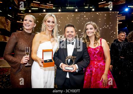 AMSTERDAM Noa Vahle, Hélène Hendriks et Merel Ek à la cérémonie du Golden Televizier Ring au carré. Jubilee Edition Golden Televizier Ring Gala 2025 ANP / Hollandse Hoogte / ROBIN UTRECHT pays-bas Out - belgique Out Banque D'Images