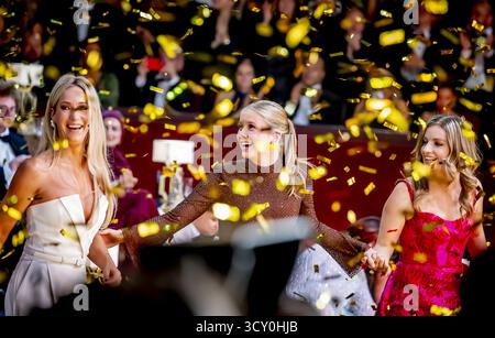 AMSTERDAM Noa Vahle, Hélène Hendriks et Merel Ek à la cérémonie du Golden Televizier Ring au carré. Jubilee Edition Golden Televizier Ring Gala 2025 ANP / Hollandse Hoogte / ROBIN UTRECHT pays-bas Out - belgique Out Banque D'Images