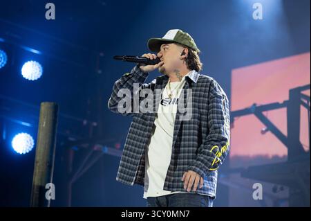 Madrid, Espagne. 16 octobre 2025. Le chanteur Miguel Cantos connu sous le nom de Saiko se produit lors de son concert à la Movistar Arena de Madrid. Crédit : SOPA images Limited/Alamy Live News Banque D'Images