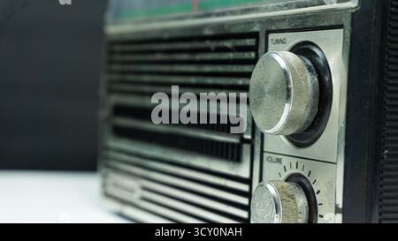 Radio vintage avec cadran de réglage manuel et ligne d'échelle de fréquence visible, appareil audio rétro capturé dans les détails nostalgiques pour le concept de technologie classique Banque D'Images