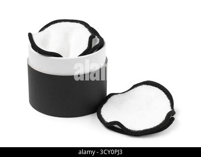 Pot avec tampons de coton réutilisables isolé sur fond blanc, gros plan Banque D'Images