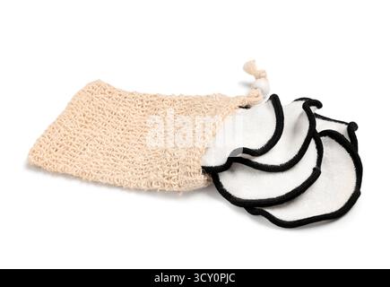 Sac avec tampons de coton réutilisables isolé sur fond blanc, gros plan Banque D'Images