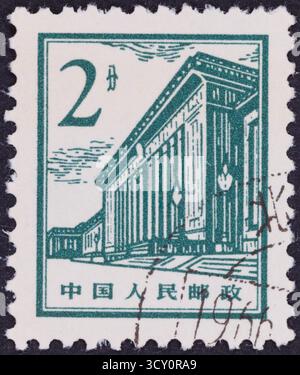 Timbre-poste vert et blanc représentant une illustration détaillée d'un bâtiment néoclassique avec colonnes et texte en caractères chinois. Banque D'Images
