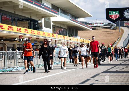 Austin, Etats-Unis. 16 octobre 2025. Fans en course sur pitlane lors du Grand Prix de formule 1 des États-Unis 2025, 19e manche du Championnat du monde de formule 1 de la FIA 2025 du 17 au 19 octobre 2025 sur le circuit des Amériques, à Austin, Texas, États-Unis d'Amérique - photo Eric Alonso/DPPI crédit : DPPI Media/Alamy Live News Banque D'Images