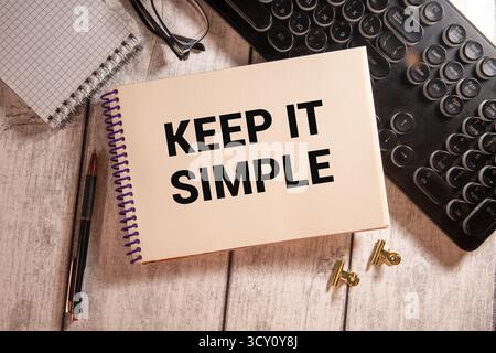 Rester simple texte sur lightbox signe, un minimum de mise à plat sur fond de bois blanc design, simplicité ou le minimalisme concept Banque D'Images