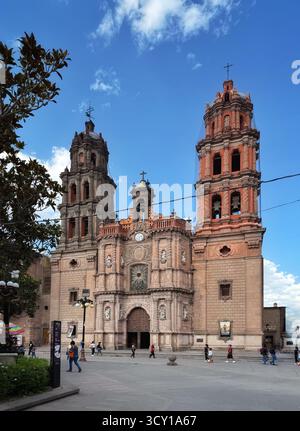 Cathédrale métropolitaine historique de San Luis Potosí, Mexique avec une façade complexe et des clochers jumeaux dans une place urbaine animée Banque D'Images