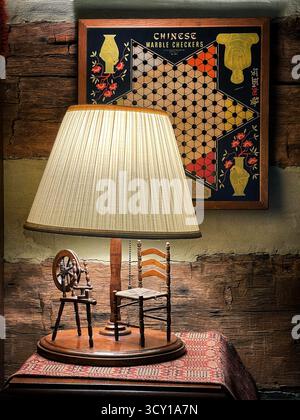 Lampe de table vintage avec chaises miniatures et jeu de dames en marbre chinois sur un fond en bois rustique Banque D'Images
