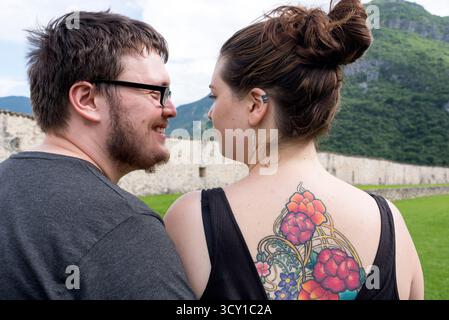 Amoureux à Castel Beseno, Besenello près de trente, Italie Banque D'Images