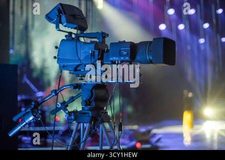 caméra professionnelle au concert tourne en direct en ligne Banque D'Images
