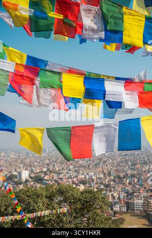 Drapeaux bouddhistes sur la ville de Katmandou Banque D'Images