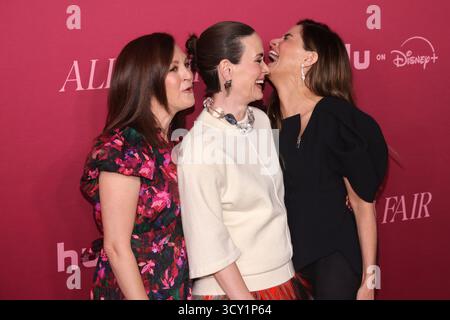 Los Angeles, CA. 16 octobre 2025. Carla Gallo, Sarah Paulson et Amanda Peet lors de la première mondiale de « All's Fair » de Hulu au théâtre DGA à Los Angeles, Californie, le 16 octobre 2025. Crédit : Crash/Media Punch/Alamy Live News Banque D'Images