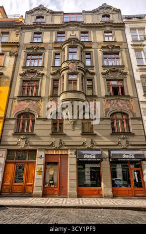 Édifices historiques ornés à l'angle d'une rue dans le centre de Prague, République tchèque, présentant l'architecture baroque et Art nouveau, août 2024. Banque D'Images