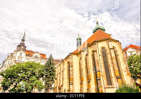 Église de Henry et de généreux Kunhuta à Prague, République tchèque, photographiée en août 2024. L'église gothique avec tour baroque se trouve près de l'histori Banque D'Images