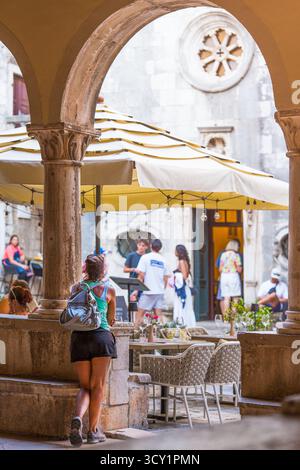 Touriste observant Korcula cadre du café de la vieille ville Banque D'Images