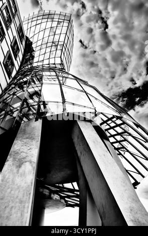 Vues spectaculaires en noir et blanc de la Maison dansante de Frank Gehry à Prague, République tchèque, prises d'en bas avec une perspective grand angle Banque D'Images