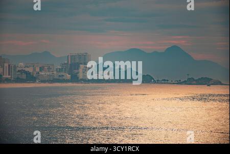 Leblon vue sur la plage de Rio de Janeiro au lever du soleil. Brésil Banque D'Images