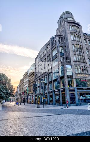 Place Venceslas regardant vers le Musée national de Prague, République tchèque, avec le ciel spectaculaire et la lumière du début de soirée, été 2024. Banque D'Images