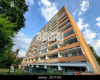 Immeubles d'appartements de l'ère soviétique sous un ciel bleu à Prague, en République tchèque, présentant une architecture typique de style communiste. Banque D'Images