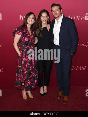 Los Angeles, États-Unis. 16 octobre 2025. Carla Gallo, Amanda Peet, Jason Butler Harner arrivent à la première mondiale tapis rouge de Hulu's 'ALLÕS FAIR' qui s'est tenue au DGA Theater à Los Angeles, CA le jeudi 16 octobre 2025. Photo de Juan Pablo Rico/Sipa USA) crédit : Sipa USA/Alamy Live News Banque D'Images