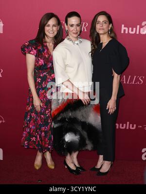 Los Angeles, États-Unis. 16 octobre 2025. Carla Gallo, Sarah Paulson, Amanda Peet arrivent à la première mondiale tapis rouge de Hulu's 'ALLÕS FAIR' qui s'est tenue au DGA Theater à Los Angeles, CA le jeudi 16 octobre 2025. Photo de Juan Pablo Rico/Sipa USA) crédit : Sipa USA/Alamy Live News Banque D'Images