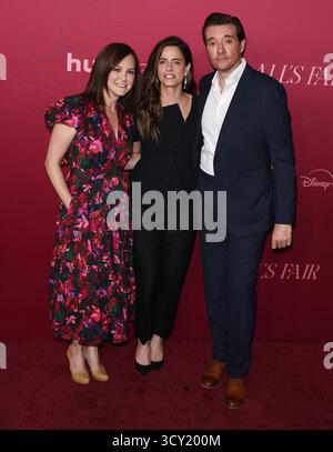 Los Angeles, États-Unis. 16 octobre 2025. Carla Gallo, Amanda Peet, Jason Butler Harner arrivent à la première mondiale tapis rouge de Hulu "ALL'S FAIR" qui s'est tenue au DGA Theater à Los Angeles, CA le jeudi 16 octobre 2025. Photo de Juan Pablo Rico/Sipa USA) crédit : Sipa USA/Alamy Live News Banque D'Images