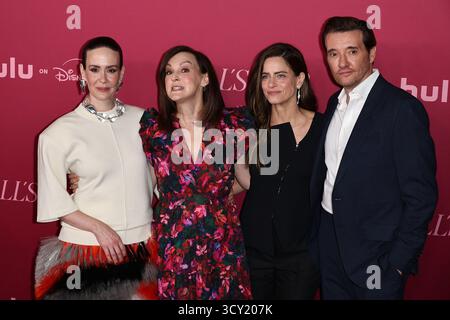 Los Angeles, États-Unis. 16 octobre 2025. Sarah Paulson, Carla Gallo, Amanda Peet, Jason Butler arrivent à la première mondiale tapis rouge de la « ALL'S FAIR » de Hulu qui se tient au DGA Theater de Los Angeles, CA le jeudi 16 octobre 2025. Photo de Juan Pablo Rico/Sipa USA) crédit : Sipa USA/Alamy Live News Banque D'Images
