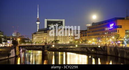 La rivière Spree dans le district gouvernemental avec une pleine lune, le studio de la capitale ARD et la tour de télévision de Berlin dans la soirée, Berlin-Mitte, Berlin, germe Banque D'Images