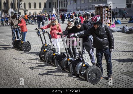 DEU Allemagne Berlin Un groupe de touristes guidés se prépare à poursuivre son voyage avec Segways sur Bebelplatz Banque D'Images