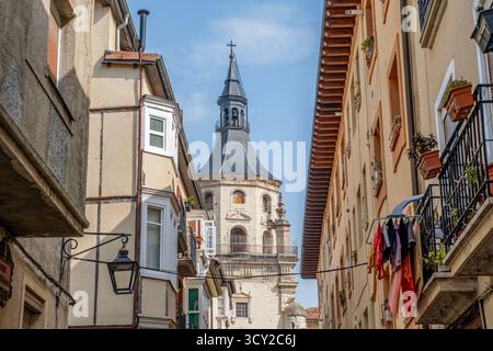 Vue pittoresque sur la tour gothique de la cathédrale Santa Maria encadrée par des bâtiments résidentiels colorés dans le quartier médiéval de Vitoria Banque D'Images