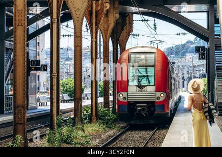 Nice, France - 28 juin 2025 : train régional TER arrivant au quai de la gare de Nice-ville Banque D'Images