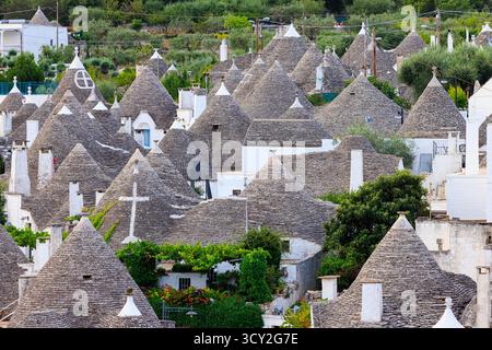 Une scène tranquille tôt le matin sur les toits emblématiques de Trulli d'Alberobello, Pouilles, Italie, avant le lever du soleil. Les maisons coniques en pierre se tiennent silencieusement und Banque D'Images
