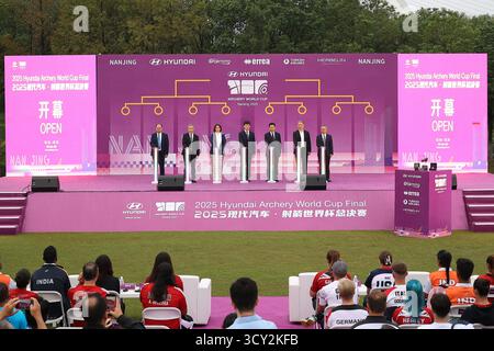 Cérémonie d'ouverture. Nanjing, China.16th octobre 2025. Le tirage au sort et la cérémonie d’ouverture de la finale de la Coupe du monde de tir à l’arc 2025 ont eu lieu à Nanjing, capitale de la province du Jiangsu, dans l’est de la Chine, le 16 octobre 2025. Crédit : Yang Bo/China News Service/Alamy Live News Banque D'Images