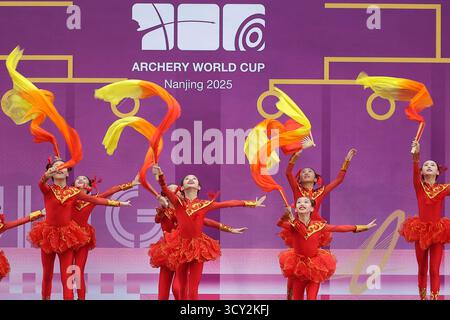 Les enfants ont dansé lors de la cérémonie d'ouverture. Nanjing, China.16th octobre 2025. Le tirage au sort et la cérémonie d’ouverture de la finale de la Coupe du monde de tir à l’arc 2025 ont eu lieu à Nanjing, capitale de la province du Jiangsu, dans l’est de la Chine, le 16 octobre 2025. Crédit : Yang Bo/China News Service/Alamy Live News Banque D'Images