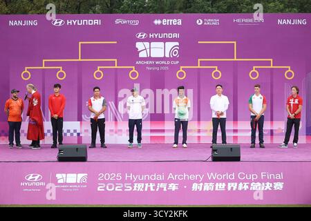 Les concurrents de la division composée masculine sont apparus lors de la cérémonie de tirage au sort. Nanjing, China.16th octobre 2025. Le tirage au sort et la cérémonie d’ouverture de la finale de la Coupe du monde de tir à l’arc 2025 ont eu lieu à Nanjing, capitale de la province du Jiangsu, dans l’est de la Chine, le 16 octobre 2025. Crédit : Yang Bo/China News Service/Alamy Live News Banque D'Images