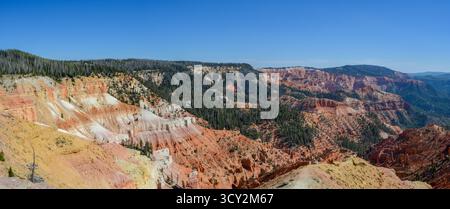 Cedar Breaks National Monument dans l'Utah. Un amphithéâtre naturel rempli de hoodoos, fenêtres, canyons, flèches, murs, et des falaises abruptes. Une vue du Banque D'Images