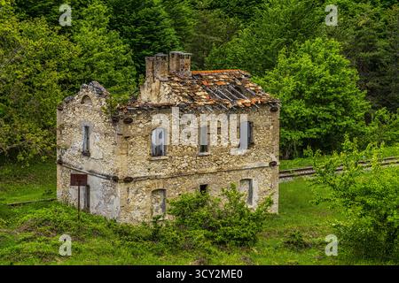 Un vieux poste de péage ferroviaire, aujourd'hui délabré, le long du chemin de fer transsibérien en Italie. Palena, Province de L'Aquila, Abruzzes, Italie, Europe Banque D'Images