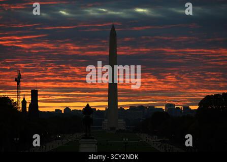 Washington, États-Unis. 15 octobre 2025. Le Washington Monument est dessiné contre le coucher du soleil à Washington, DC, aux États-Unis, le 15 octobre 2025. POUR ALLER AVEC « World Insights : la fermeture du gouvernement américain pourrait se transformer en une impasse prolongée » crédit : Li Rui/Xinhua/Alamy Live News Banque D'Images