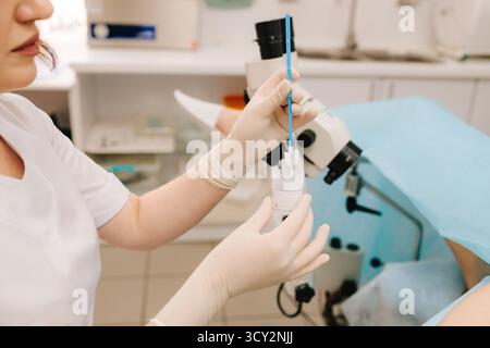 Gynécologue recueille un échantillon de frottis de Pap pour le dépistage cervical. Procédure de dépistage du col de l'utérus avec frottis de Pap. Prélèvement d'échantillons de frottis PAP Banque D'Images