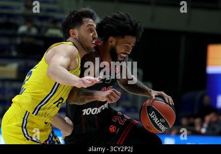 Belgrade, Serbie. 16 octobre 2025. Tyler Dorsey (R) de l'Olympiacos affronte Tamir Blatt de Maccabi lors de la cinquième ronde de basket-ball de l'Euroleague entre le Maccabi tel-Aviv et l'Olympiacos à Belgrade, Serbie, 16 octobre 2025. Crédit : Predrag Milosavljevic/Xinhua/Alamy Live News Banque D'Images