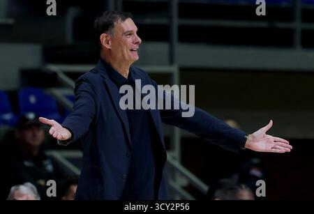 Belgrade, Serbie. 16 octobre 2025. L'entraîneur-chef de l'Olympiacos Georgios Bartzokas fait des gestes lors de la cinquième ronde de la saison régulière de basket-ball Euroleague entre le Maccabi tel-Aviv et l'Olympiacos à Belgrade, Serbie, 16 octobre 2025. Crédit : Predrag Milosavljevic/Xinhua/Alamy Live News Banque D'Images