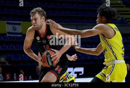 Belgrade, Serbie. 16 octobre 2025. Sasha Vezenkov (G) de l'Olympiacos affronte Jeffrey Dowtin JR de Maccabi lors du match de basket-ball de la cinquième ronde de la saison régulière entre le Maccabi tel-Aviv et l'Olympiacos à Belgrade, Serbie, 16 octobre 2025. Crédit : Predrag Milosavljevic/Xinhua/Alamy Live News Banque D'Images