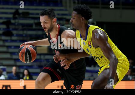 Belgrade, Serbie. 16 octobre 2025. Kostas Papanikolaou (G) de l'Olympiacos affronte Jaylen Hoard de Maccabi lors du match de basket-ball de la cinquième ronde de la saison régulière entre le Maccabi tel-Aviv et l'Olympiacos à Belgrade, Serbie, 16 octobre 2025. Crédit : Predrag Milosavljevic/Xinhua/Alamy Live News Banque D'Images