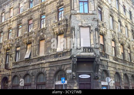 Gros plan d'un vieux bâtiment gris non réparé au coin des rues Rózsa et Aradi à Budapest, Hongrie. Banque D'Images