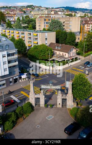 Vue aérienne sur le paysage urbain et la porte d'entrée de l'Hôtel Royal Savoy lors d'une journée d'été ensoleillée à Lausanne, Vaud, Suisse. *** Légende locale *** City,ci Banque D'Images
