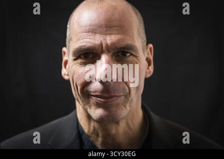 DEU Allemagne Berlin L'ancien ministre grec des Finances Yanis Varoufakis lors d'une interview à Kreuzberg Banque D'Images